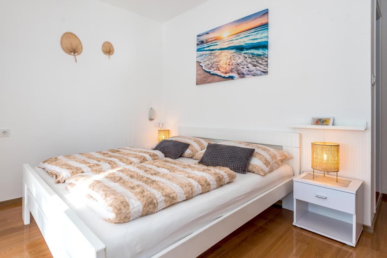Apartment And Rooms Dalmatiko Vodice Exterior foto